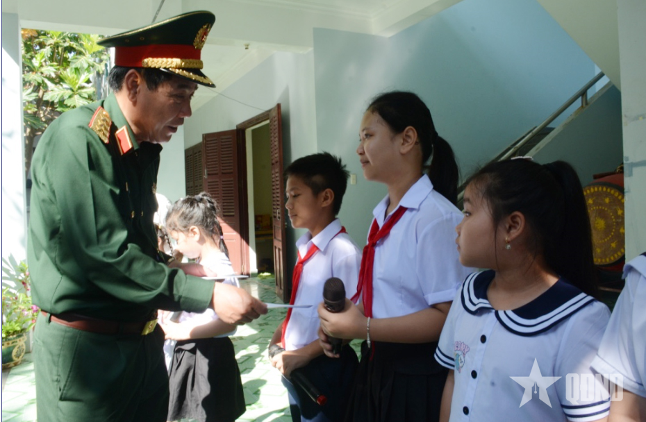 Đoàn công tác của Quân ủy Trung ương, Bộ Quốc phòng thăm và làm việc tại Đặc khu Trường Sa, nhà giàn DK1